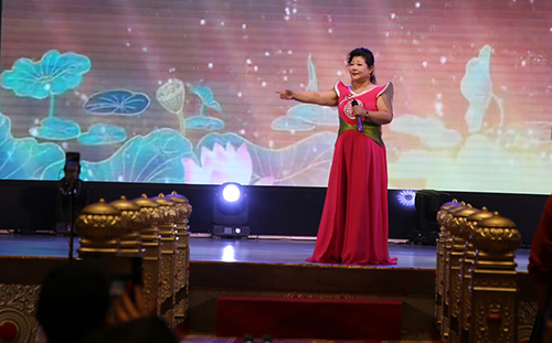 以歌载墨 筑梦传文——记第九届中国书画春晚内蒙古分会场形象大使阿如娜